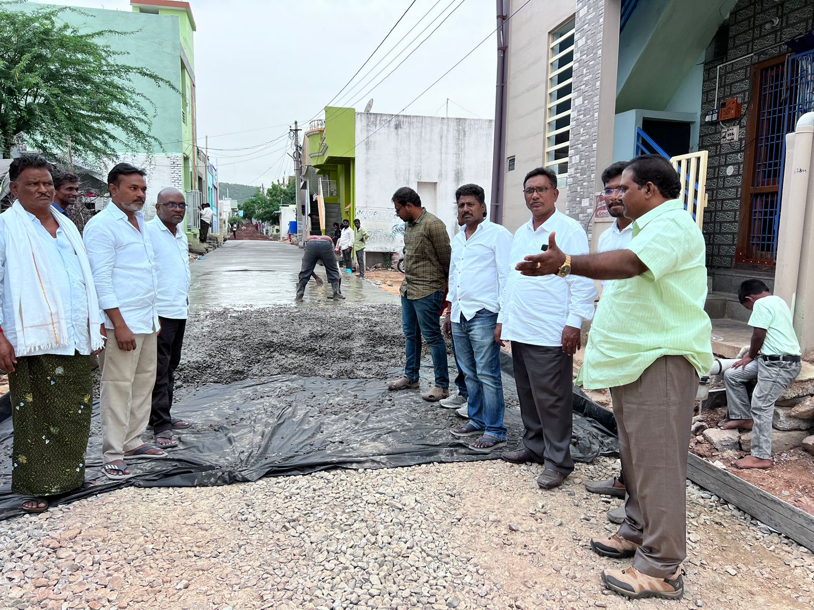 సీసీ రోడ్డు పనులను పరిశీలిస్తున్న మున్సిపల్‌ చైర్మన్‌ సప్తశైల రాజేష్‌ 