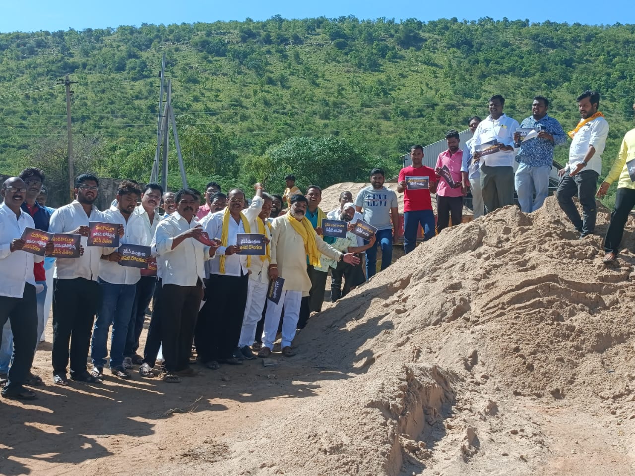 ఇసుక డంపు వద్ద నిరసన తెలియజేస్తున్న డోన్‌ నియోజకవర్గ టిడిపి ఎమ్మెల్యే అభ్యర్థి ధర్మవరం మన్నే సుబ్బారెడ్డి