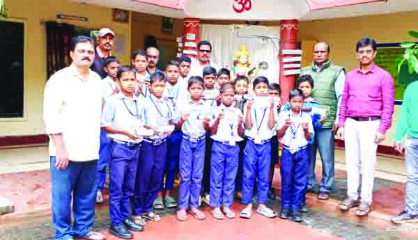 విద్యార్థులకు కంటి పరీక్షలు