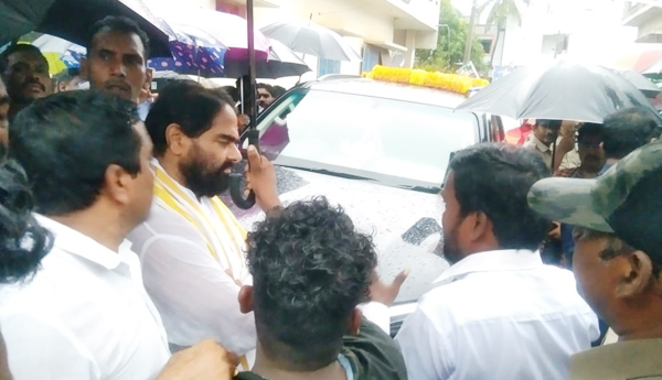 కొండను మింగేస్తున్నా పట్టించుకోరా?