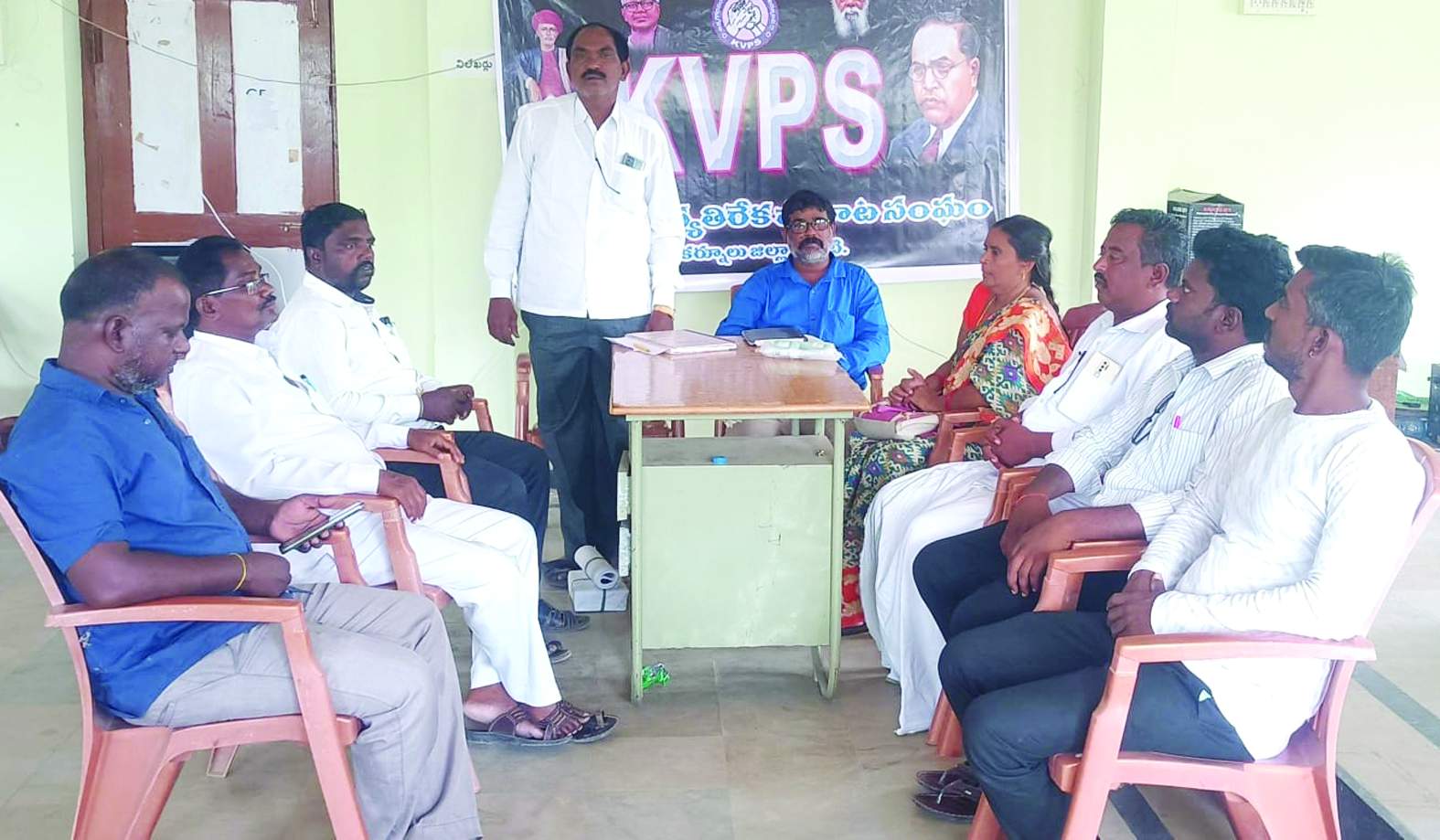 సమావేశంలో మాట్లాడుతున్న దేవ సహాయం