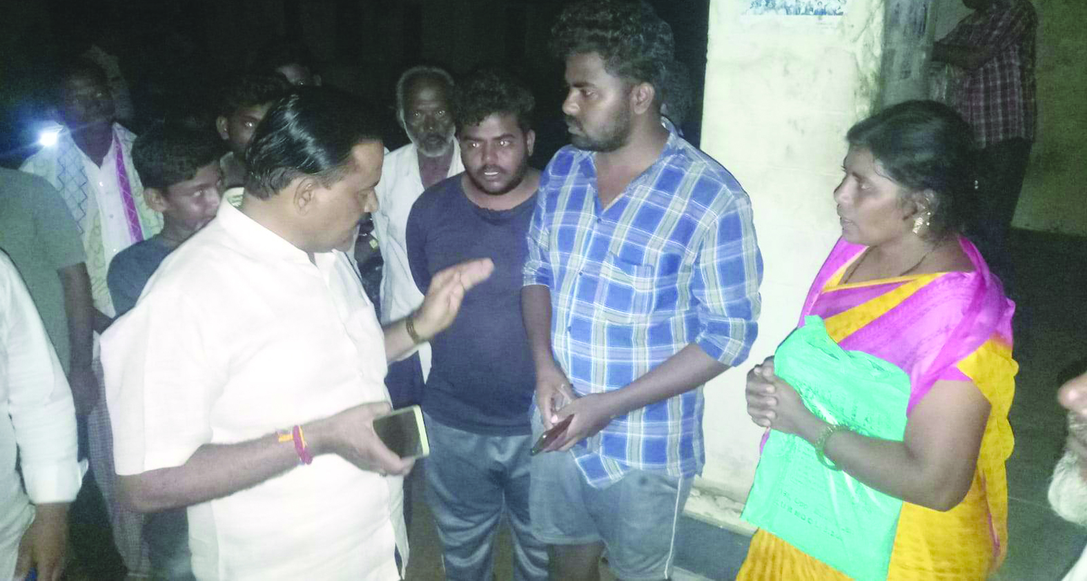 బాధితులకు సర్ది చెబుతున్న ఎఎస్‌ఐ తిమ్మారెడ్డి