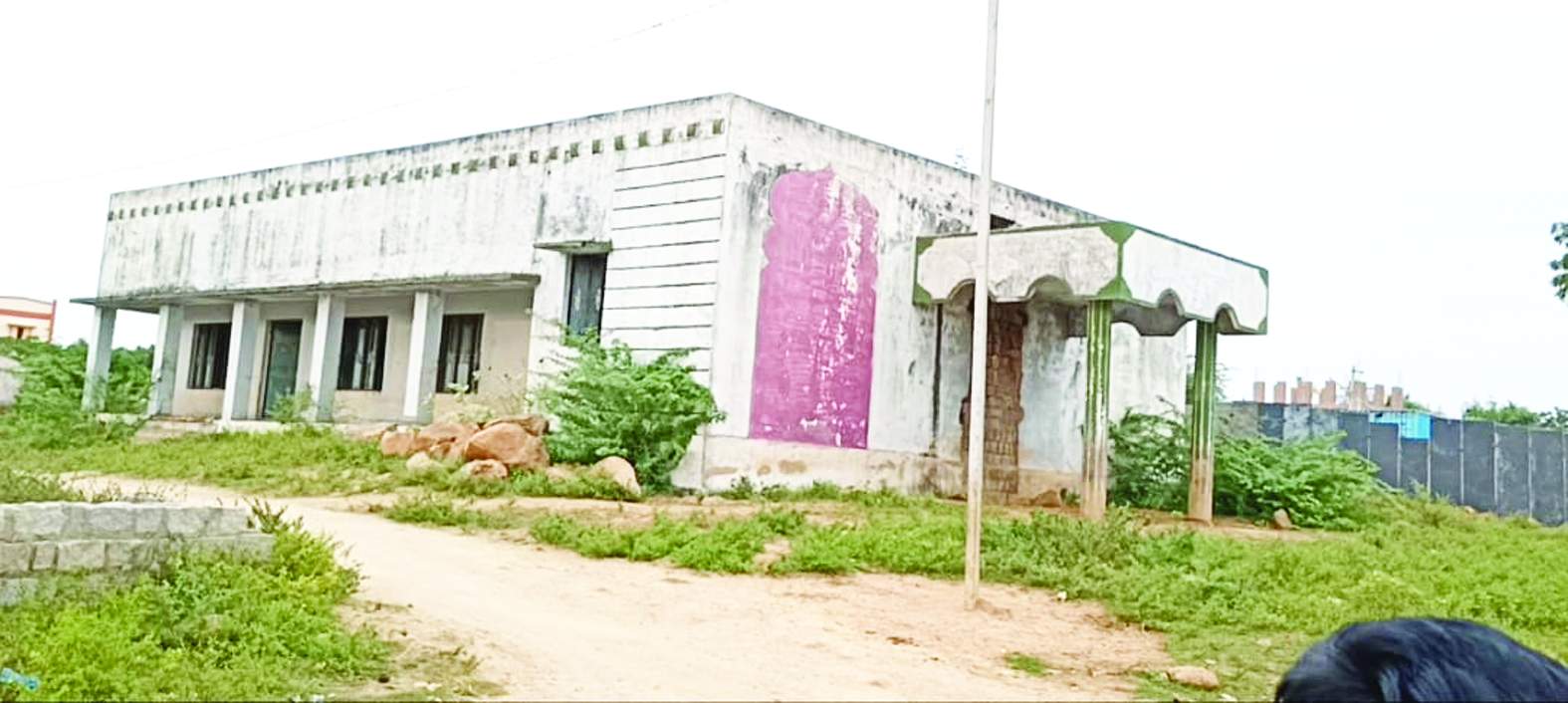 శిథిలావస్థకు చేరిన షాదీఖానా