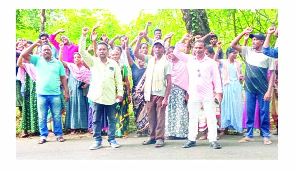 గిరిజనుల ధర్నా