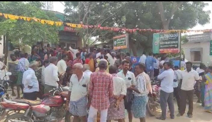 తనఖా పెట్టిన రైతుల బంగారం మాయం