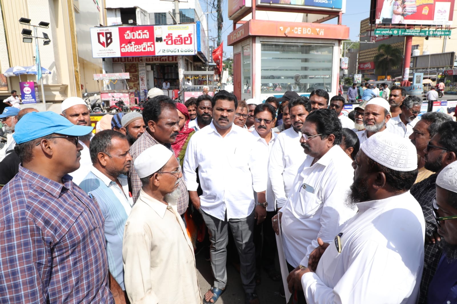 నగరాభివృద్ధికి సహకరించాలి : మేయర్‌