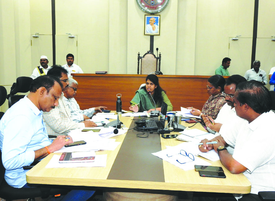 మాట్లాడుతున్న కమిషనర్‌ కీర్తి చేకూరి