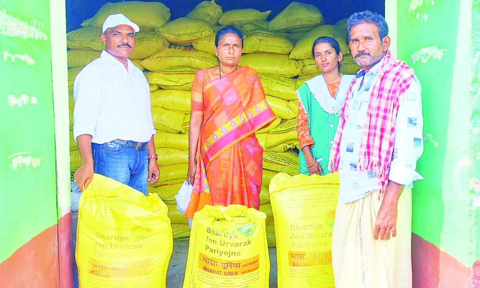 ఎరువులను పంపిణీ చేస్తున్న ఎడిఎ సునీత, ఎఒ శివశంకర్‌