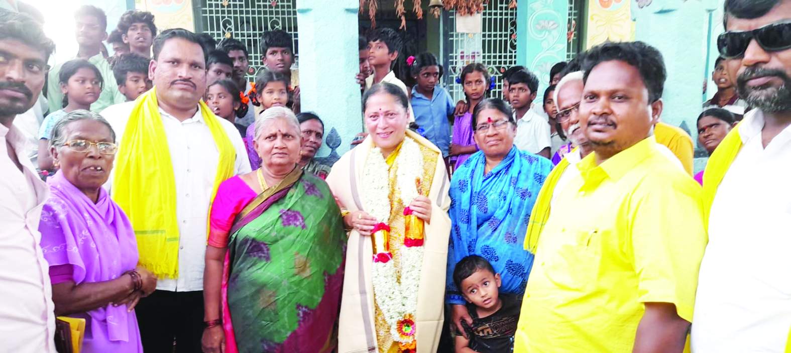 సుజాతమ్మను సన్మానిస్తున్న సర్పంచి మల్లికార్జున