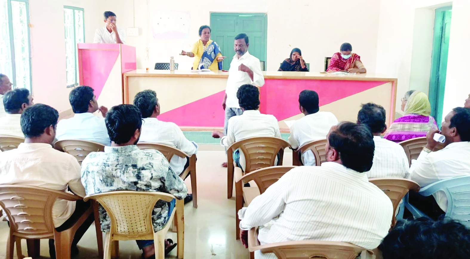 సమావేశంలో మాట్లాడుతున్న ప్రజాప్రతినిధులు