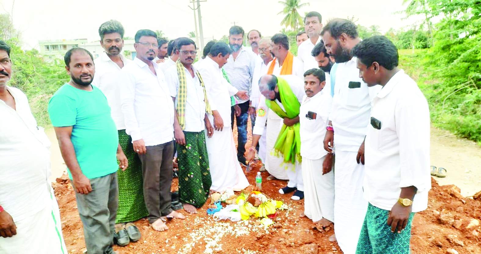 భూమి పూజ చేస్తున్న నాయకులు