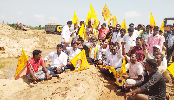 ఇసుక అక్రమ తవ్వకాలపై ఆందోళన