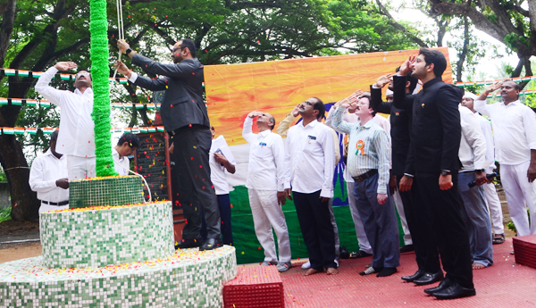 మువ్వన్నెల జెండా రెపరెపలు