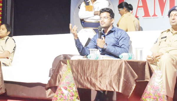 విద్యార్థి దశలోనే నాయకత్వ లక్షణాలను అలవర్చుకోవాలి