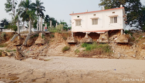 కరకట్టలకు కొర్రీ.. వరదలొస్తే వర్రీ