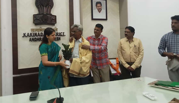 /Collector-Kritika-Shukla-honored-poet-Kashna-Sri