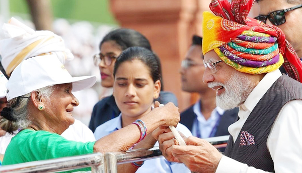 ఖాదీ కార్మికురాలితో ముచ్చటించిన ప్రధాని