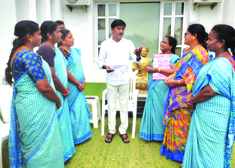 అంగన్‌వాడీ సమస్యలపై అసెంబ్లీలో ప్రశ్నించండి