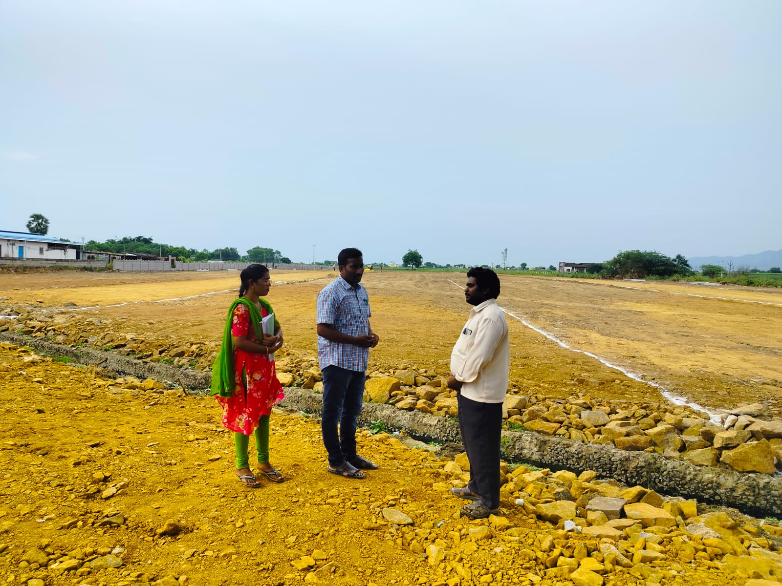 అనధికార లేఅవుట్లు వేస్తే చర్యలు