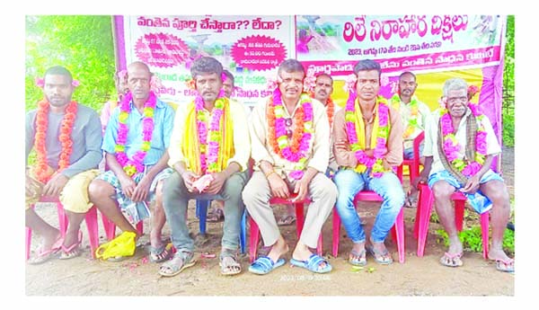 చెవిలో పువ్వులు పెట్టుకుని రిలే నిరాహార దీక్ష