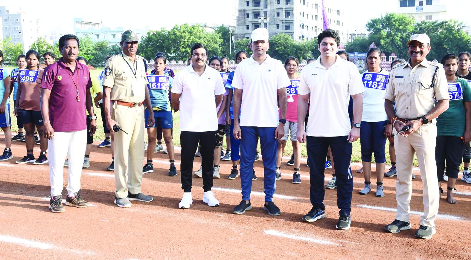 దేహదారుడ్య పరీక్షలను పరిశీలిస్తున్న డిఐజి సెంథిల్‌ కుమార్‌ (ఫైల్‌)