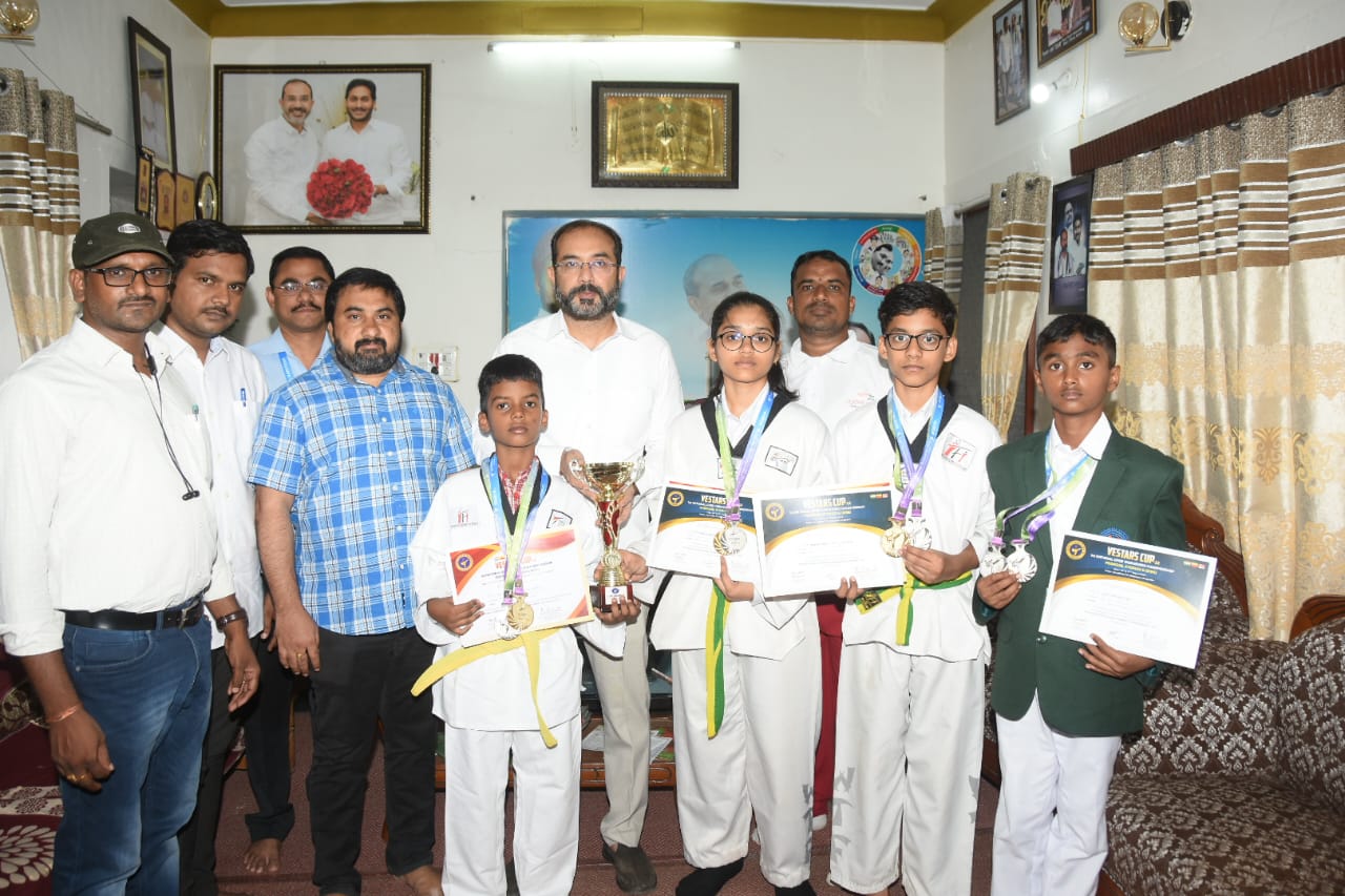 విజేతలను అభినందిస్తున్న ఎమ్మెల్యే హఫీజ్‌ ఖాన్‌, నారాయణ విద్యాసంస్థల ఎజిఎం రమేష్‌