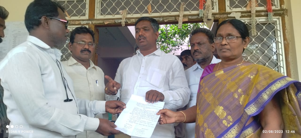  జడ్పిటిసి, ఎంపీడీవోకు వినతి పత్రం ఇస్తున్న సిఐటియు జిల్లా అధ్యక్షులు వి యేసురత్నం 