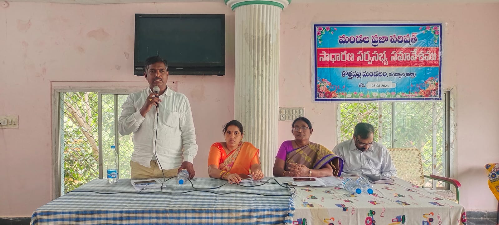  మాట్లాడుతున్న జడ్పిటిసి