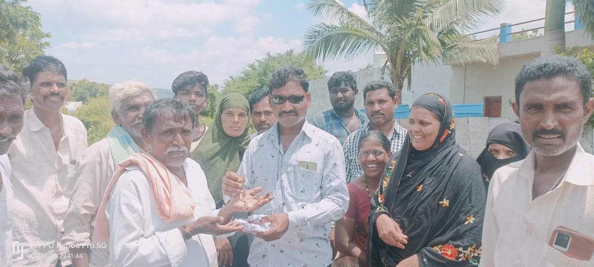 బంగారు నగలు అప్పగిస్తున్న దృశ్యం