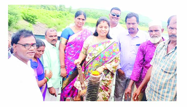 సాగు నీటిని విడుదల చేసిన ఎమ్మెల్యే