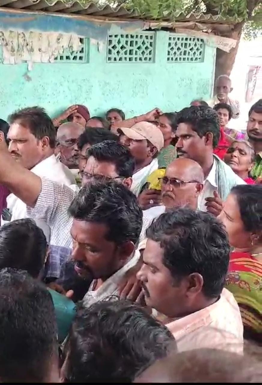 బంగారం కోసం బ్యాంకు వద్ద ధర్నా