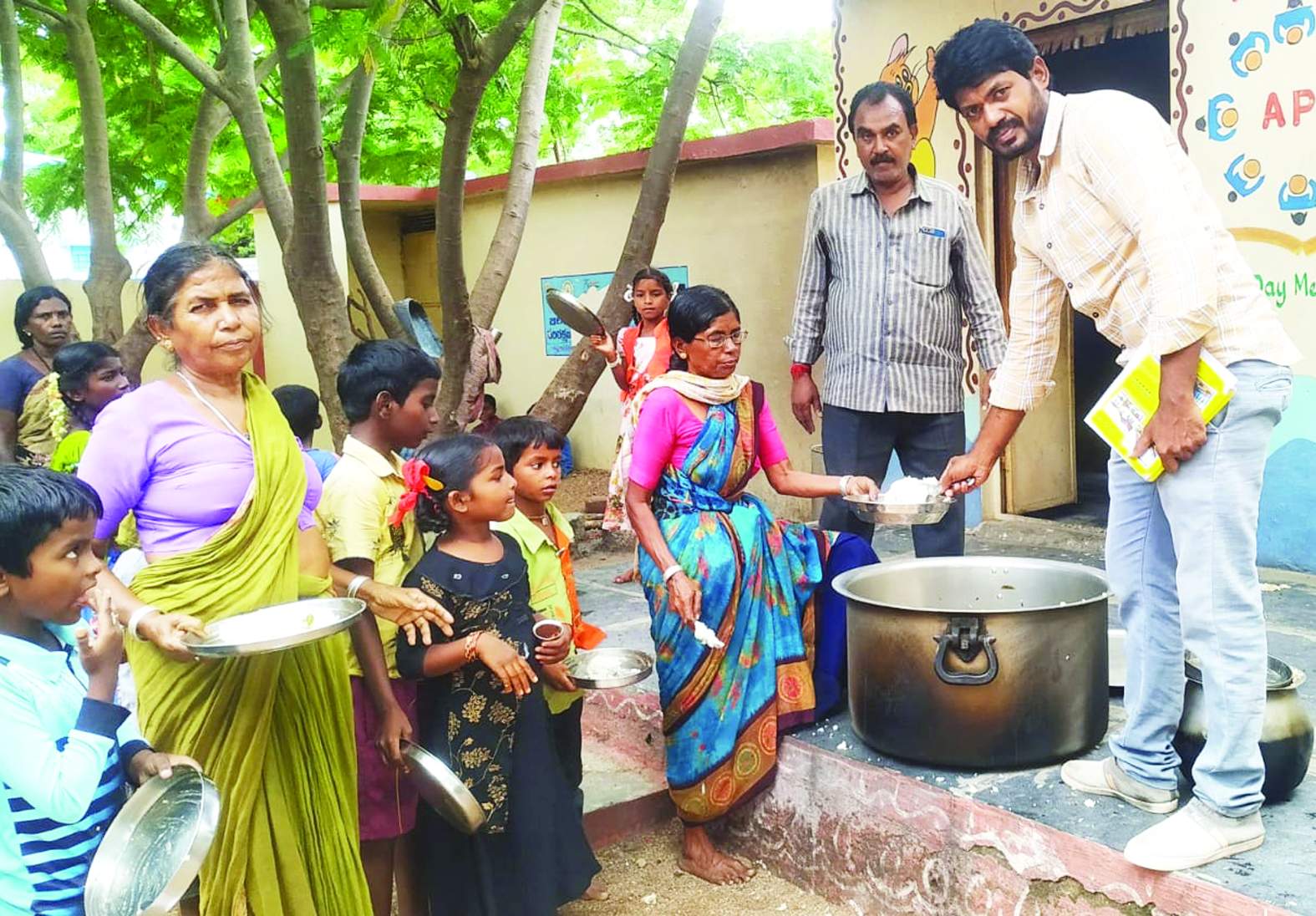 మధ్యాహ్న భోజనాన్ని తనిఖీ చేస్తున్న సిఆర్‌పి