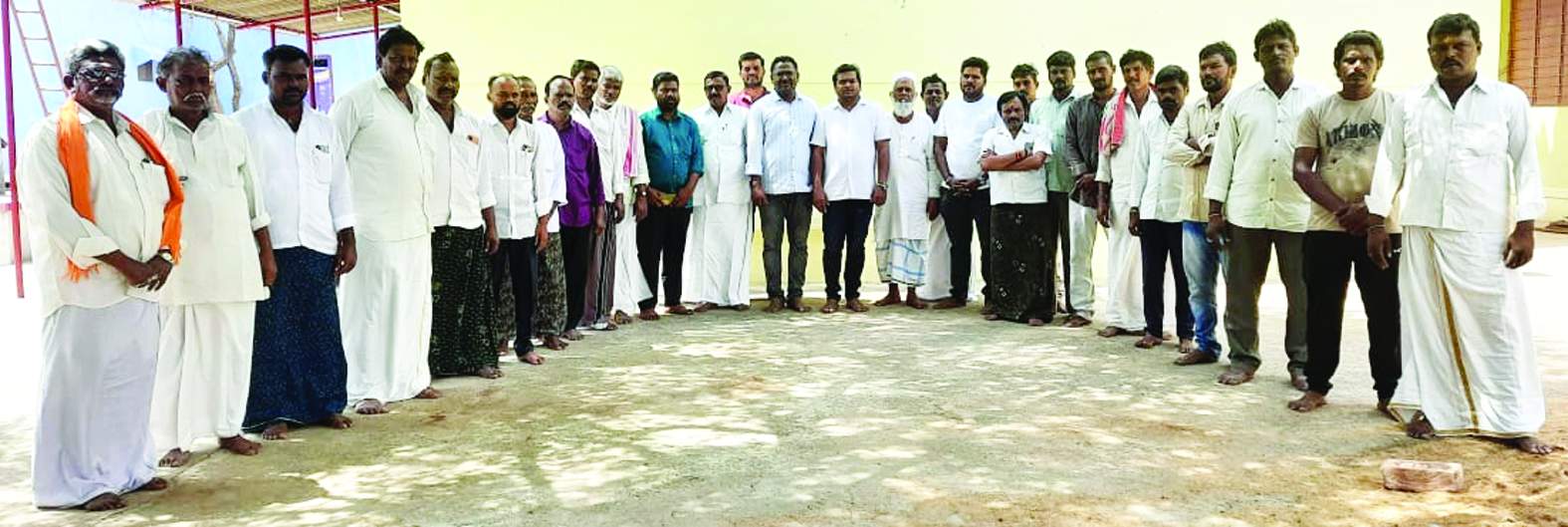 సమావేశంలో మాట్లాడుతున్న టిడిపి నాయకులు