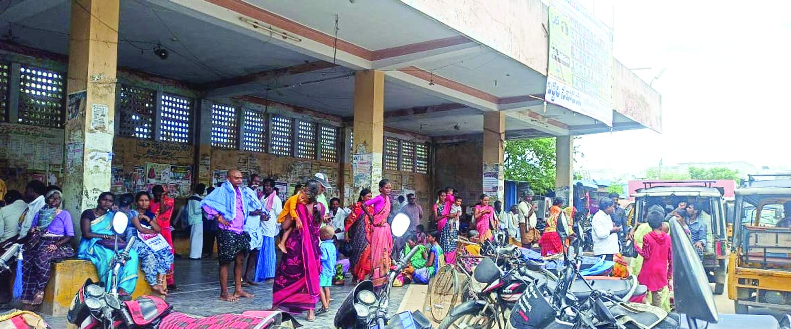 బస్టాండ్‌లో సరైన వసతులు లేక నిలబడి ఉన్న ప్రయాణికులు