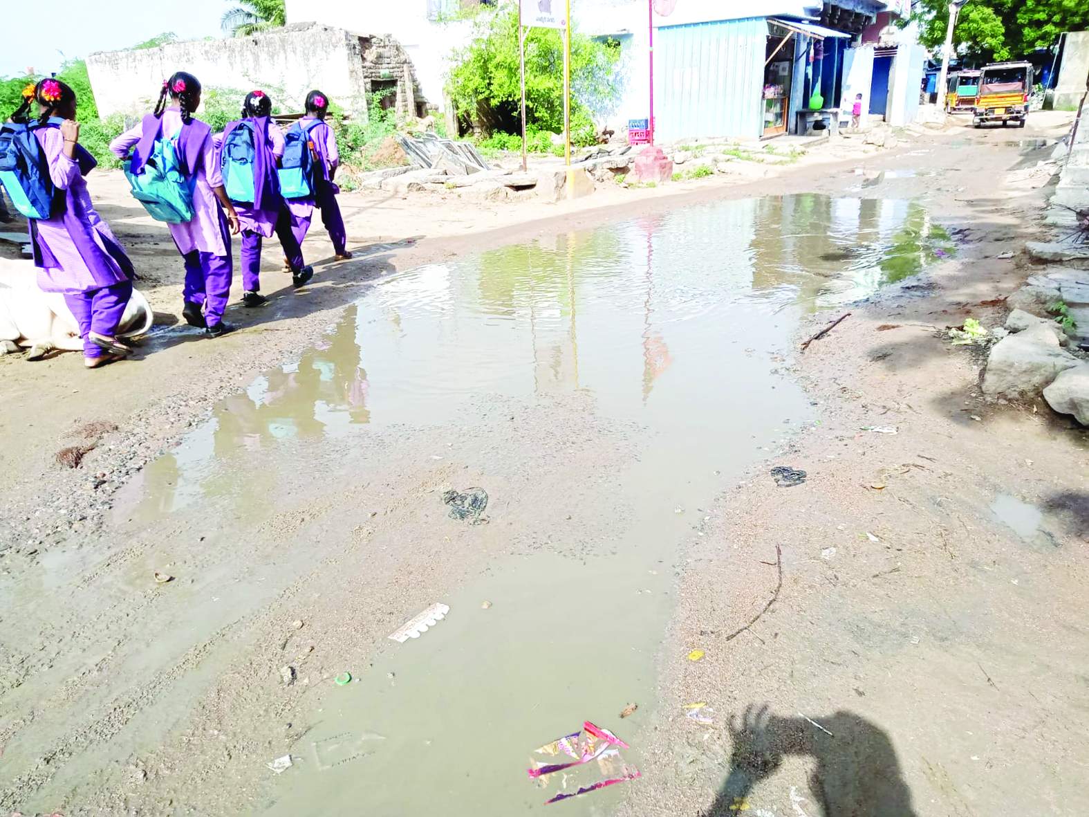 రోడ్డుపై పారుతున్న మురుగునీరు