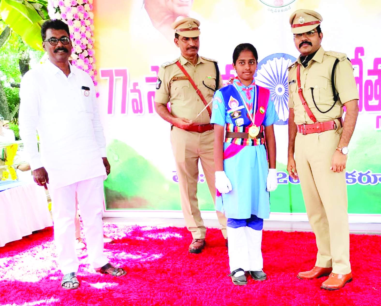 ప్రశంసాపత్రం అందుకుంటున్న విద్యార్థి