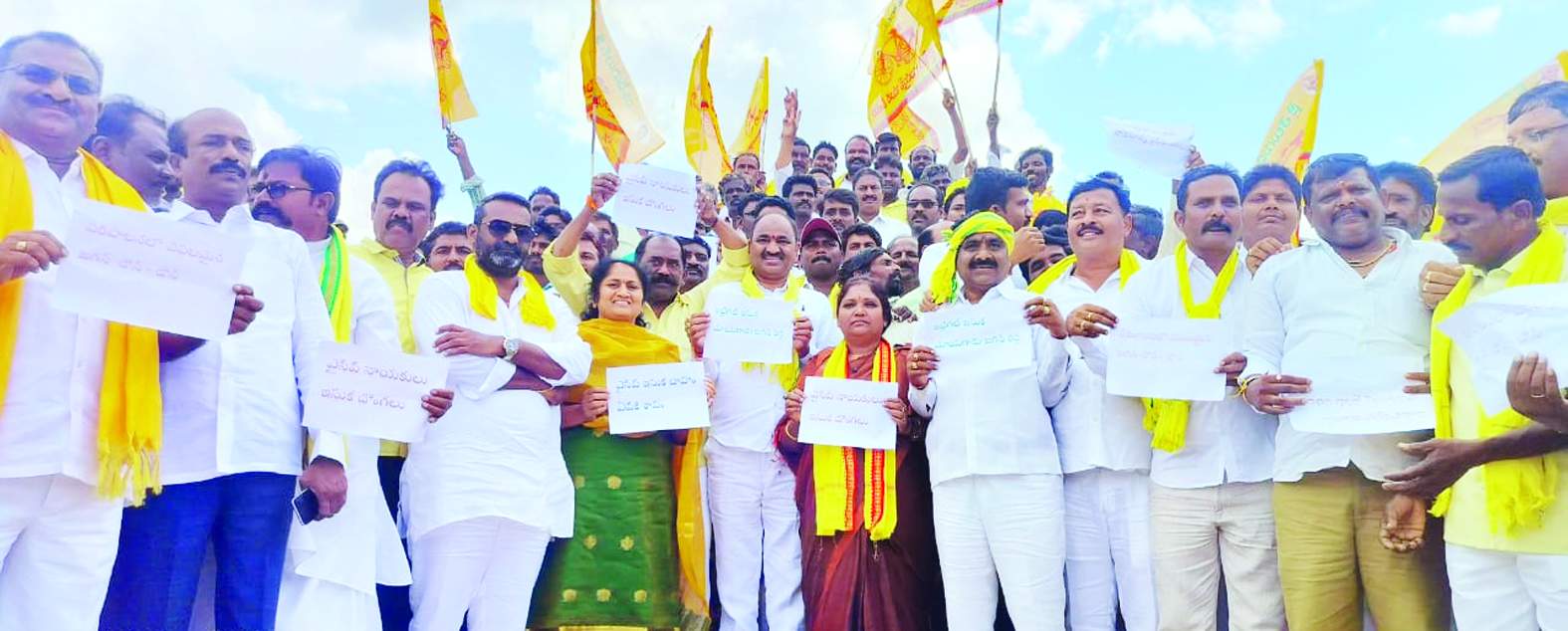 ఇసుక రీచ్‌ వద్ద నిరసన తెలియజేస్తున్న నాయకులు