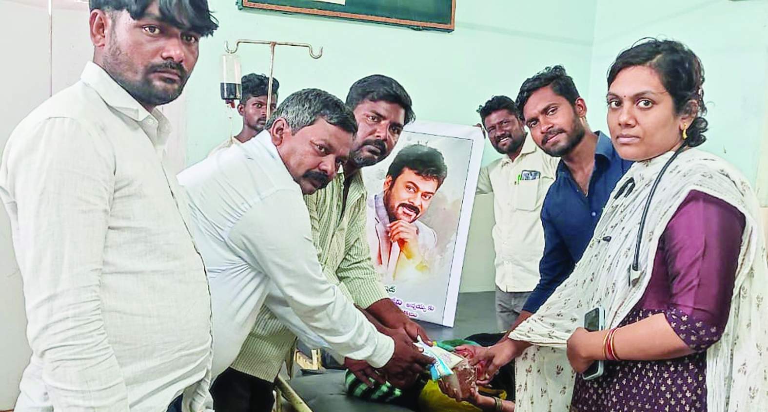 పండ్లు, బ్రెడ్లు, పాలు అందజేస్తున్న అభిమానులు