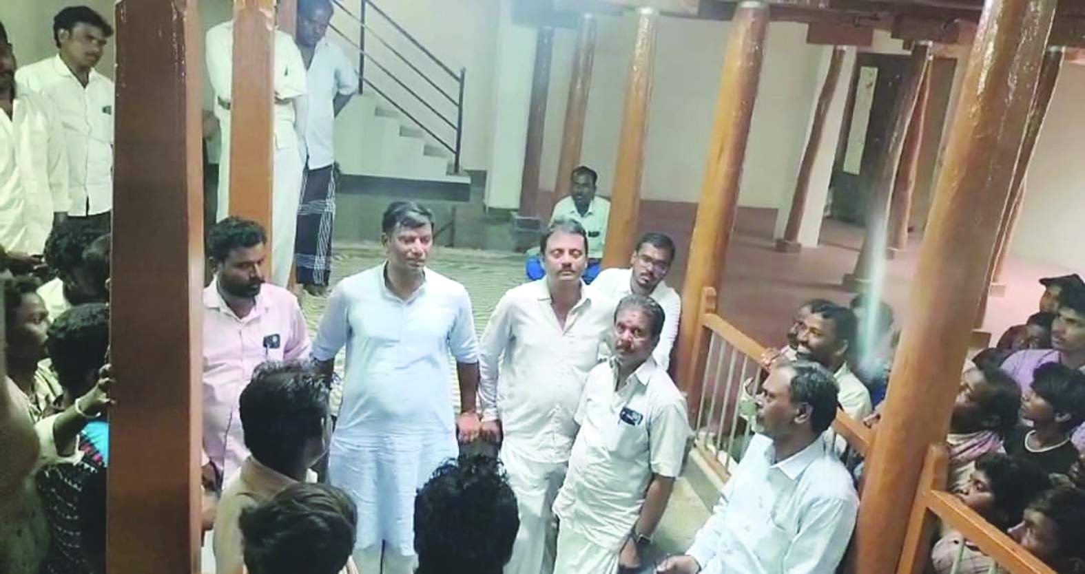 మాట్లాడుతున్న వైసిపి నాయకులు నకేష్‌ రెడ్డి