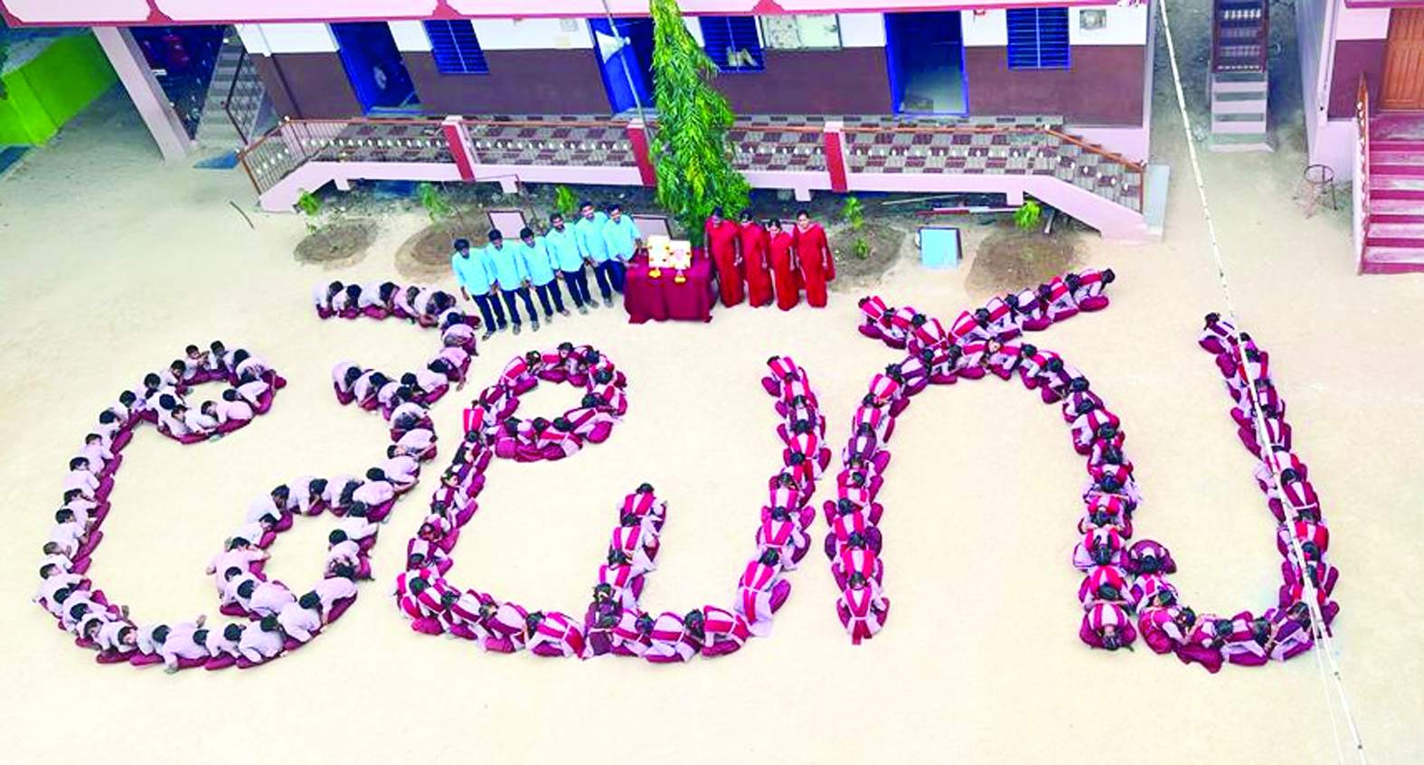 అక్షర రూపంలో ఉన్న విద్యార్థులు