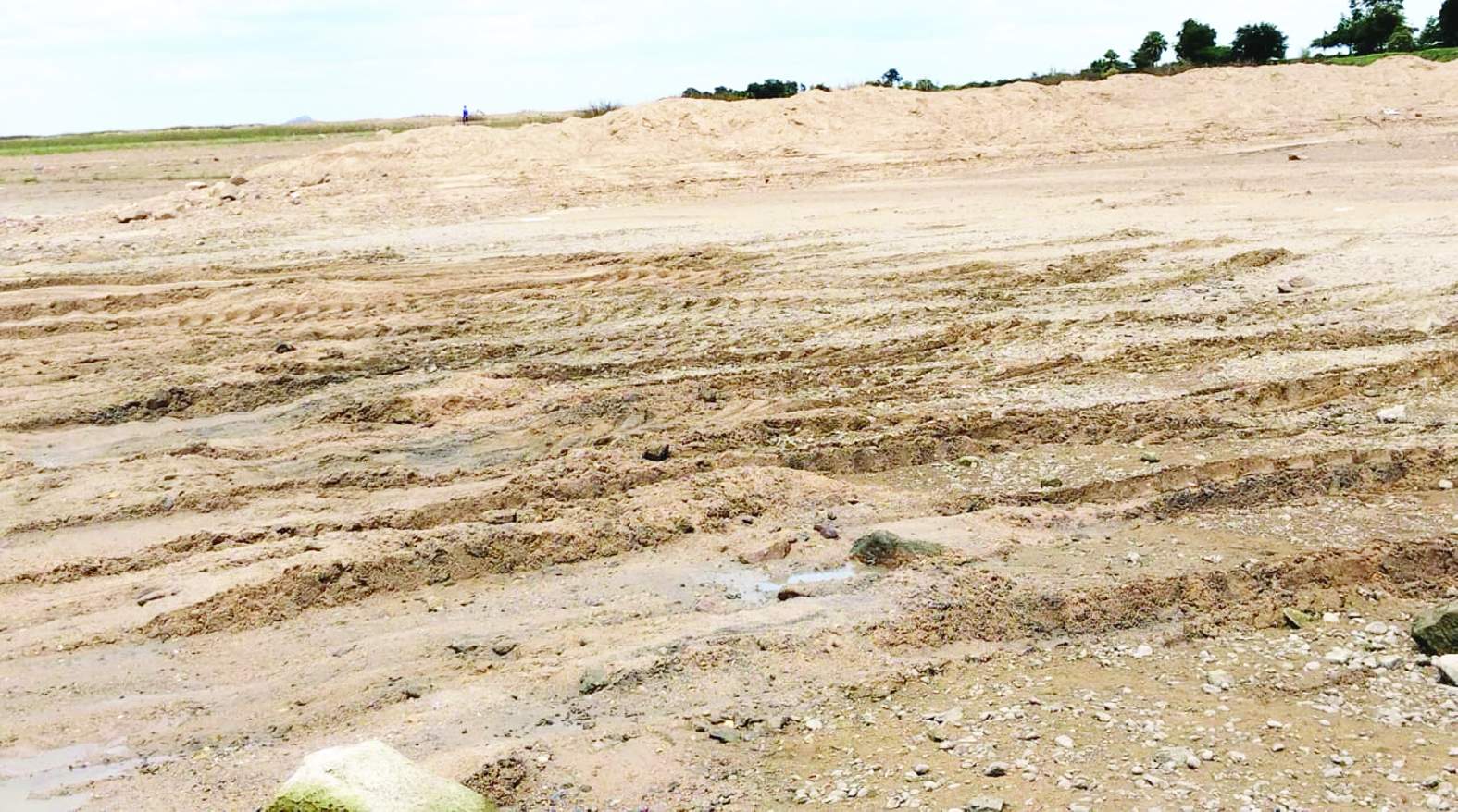 నదిలో నీరు లేక తేలిన ఇసుక