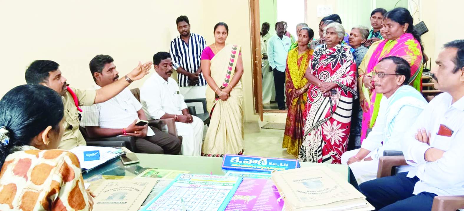 వ్యాపారులతో మాట్లాడుతున్న సహాయ కమిషనర్‌ వాణి