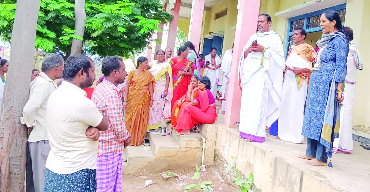 హెచ్చరిస్తున్న సహాయ కమిషనర్‌ వాణి