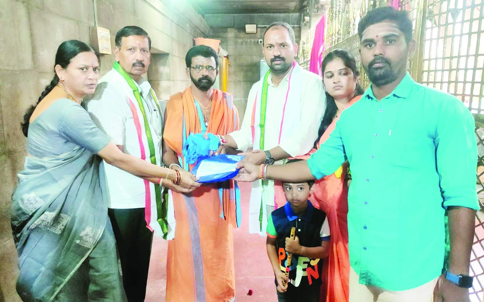 ఉరుకుందలో విరాళం అందిస్తున్న భక్తులు