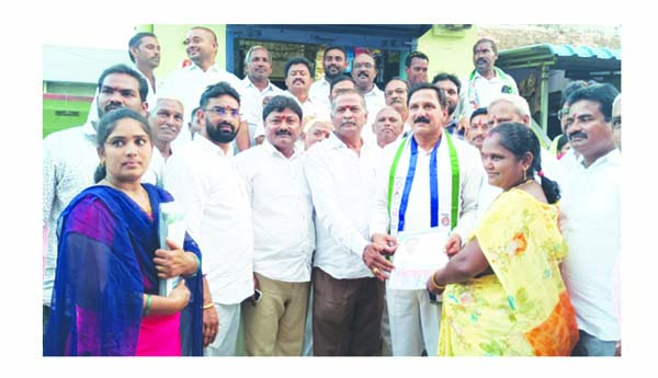 దెందేరులో గడప గడపకు ఎమ్మెల్యే