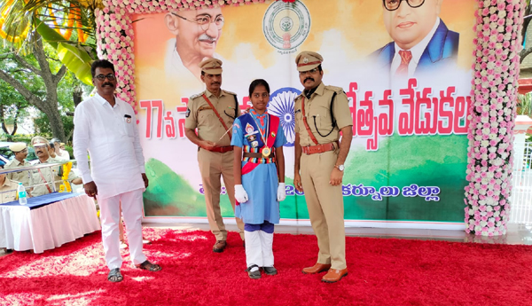 Kauthalam-KGBV-student-praised-by-District-SP