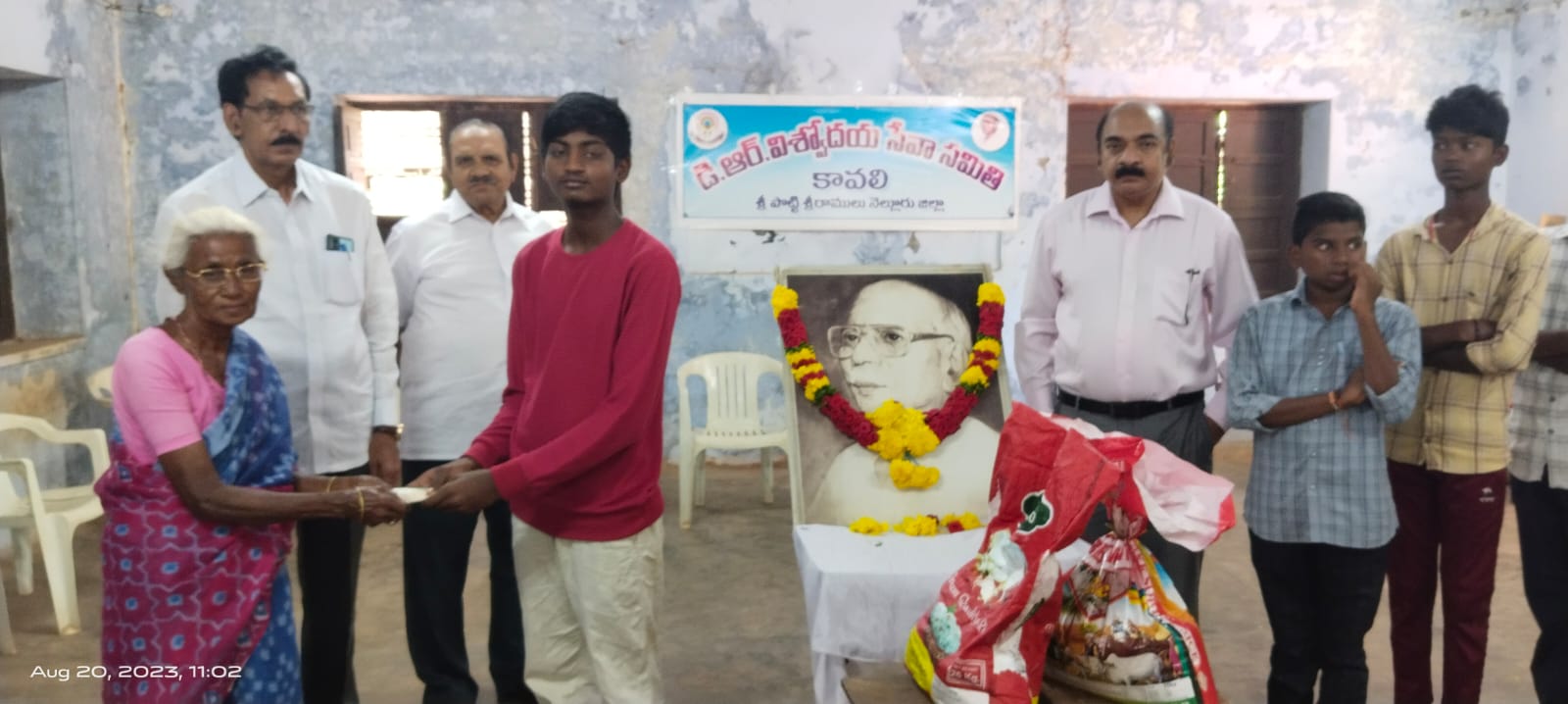 నిత్యావసర సరుకులు పంపిణీ