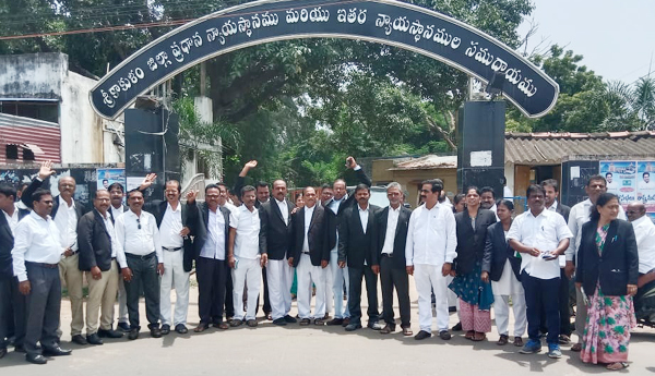 న్యాయవాదులకు రక్షణ కల్పించాలి