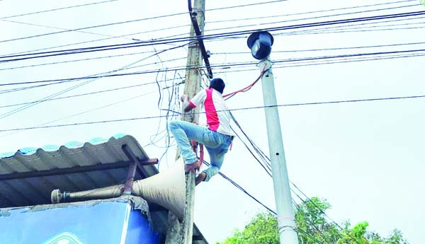 పోలీసులపై విద్యుత్‌ లైన్‌మేన్‌ ప్రతాపం