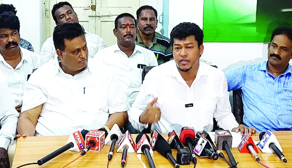 ప్రాజెక్టుల సందర్శన పేరుతో డ్రామాలు